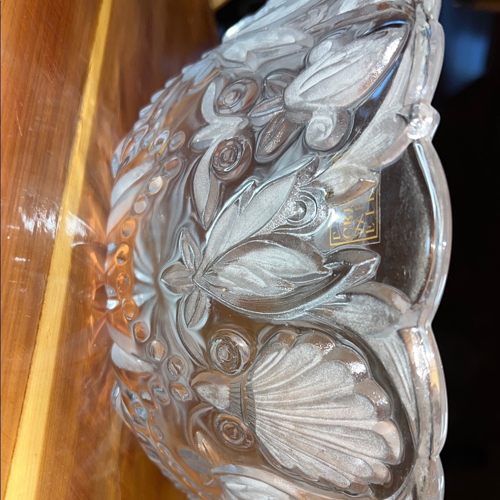 FIFTH AVENUE LEAD CRYSTAL "FLEUR DE LIS" SERVING BOWL 11"D X 4 1/4" H FROSTED - Picture 4 of 5